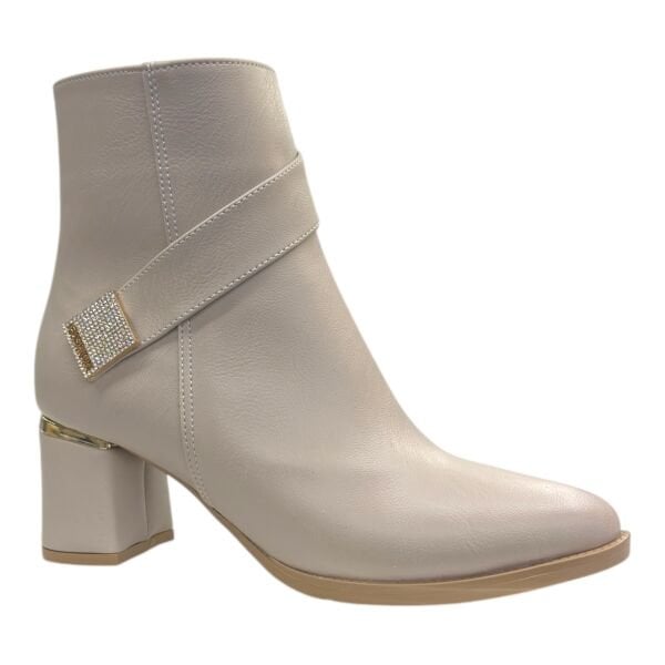 Krem rengi, çapraz kemerli, taş detaylı “Fashion” aksesuar süslemeli, blok topuklu zarif kadın bot.
