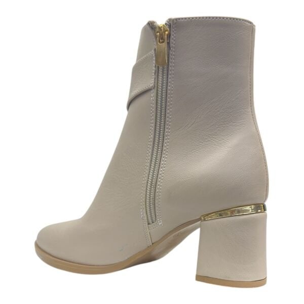 Krem rengi, çapraz kemerli, taş detaylı “Fashion” aksesuar süslemeli, blok topuklu zarif kadın bot.