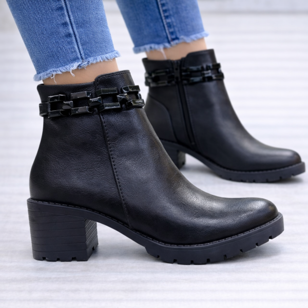 Siyah Zincir Detaylı Kalın Topuk Kadın Bot