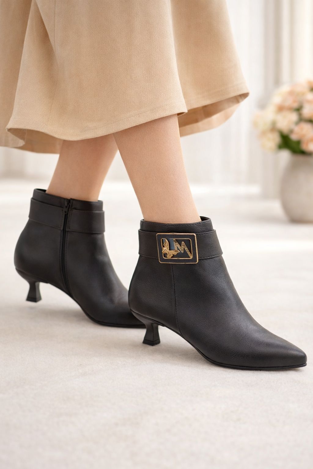 Siyah İnce Topuklu Kadın Bot | Kuş & Taş İşlemeli Aksesuarlı Bilekte Bot