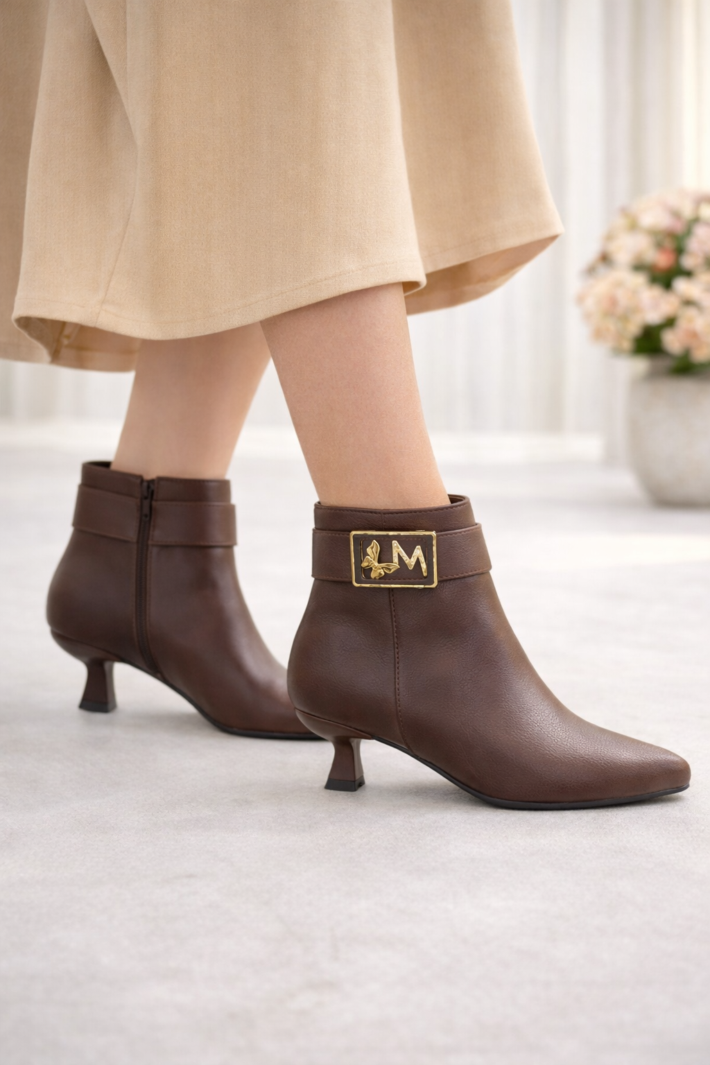 Kahverengi İnce Topuklu Kadın Bot | Kuş Figürlü & Taş Detaylı Şık Bilekte Bot