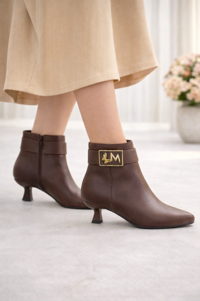 Kahverengi İnce Topuklu Kadın Bot | Kuş Figürlü & Taş Detaylı Şık Bilekte Bot