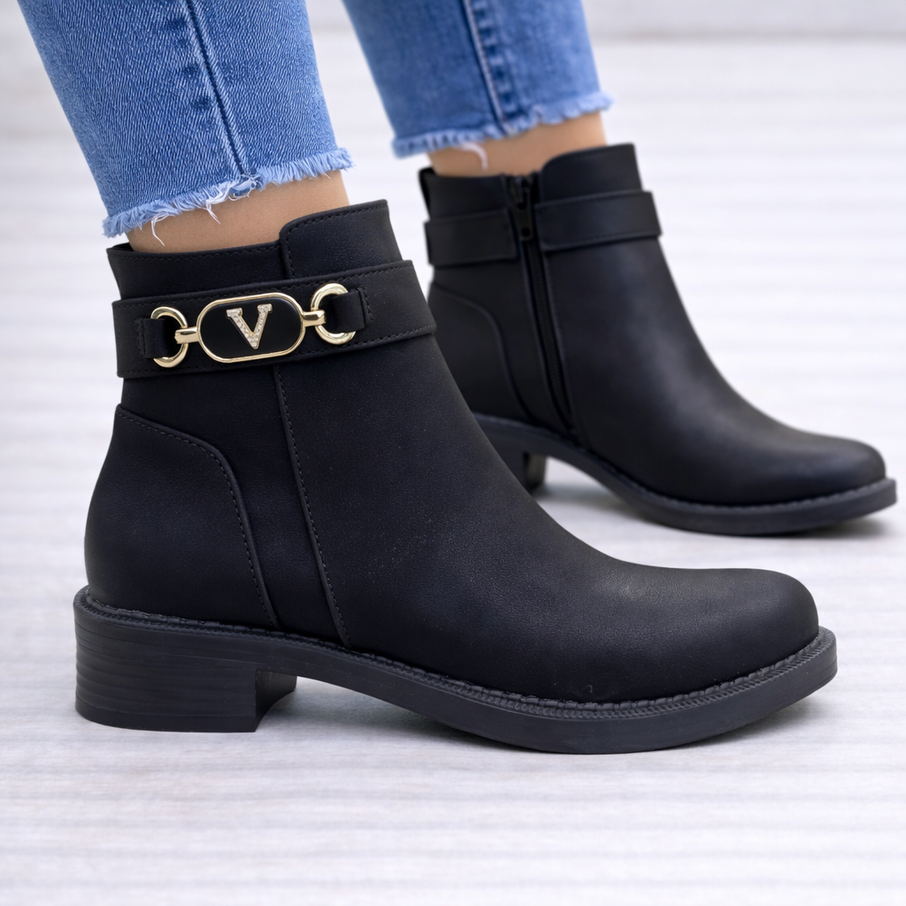 Siyah V Logolu Düşük Topuk Kadın Bot