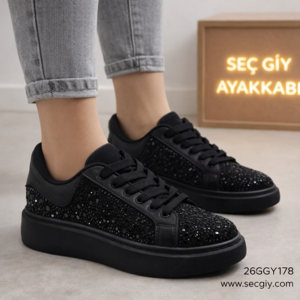 Siyah Taş Detaylı Bayan Spor Ayakkabı – Şık ve Konforlu Günlük Sneaker