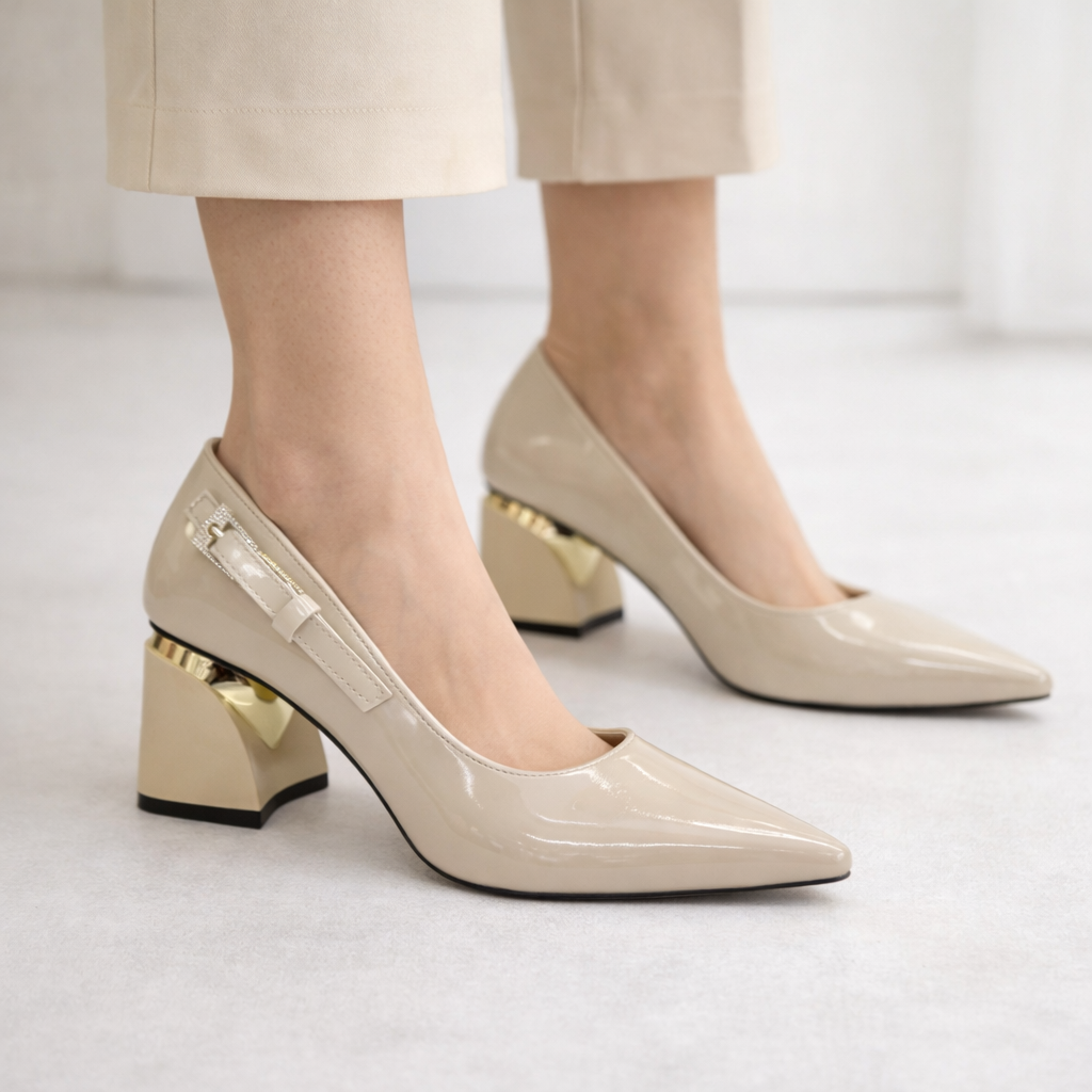 Gold Detaylı Bej Patent Kalın Topuklu Ayakkabı