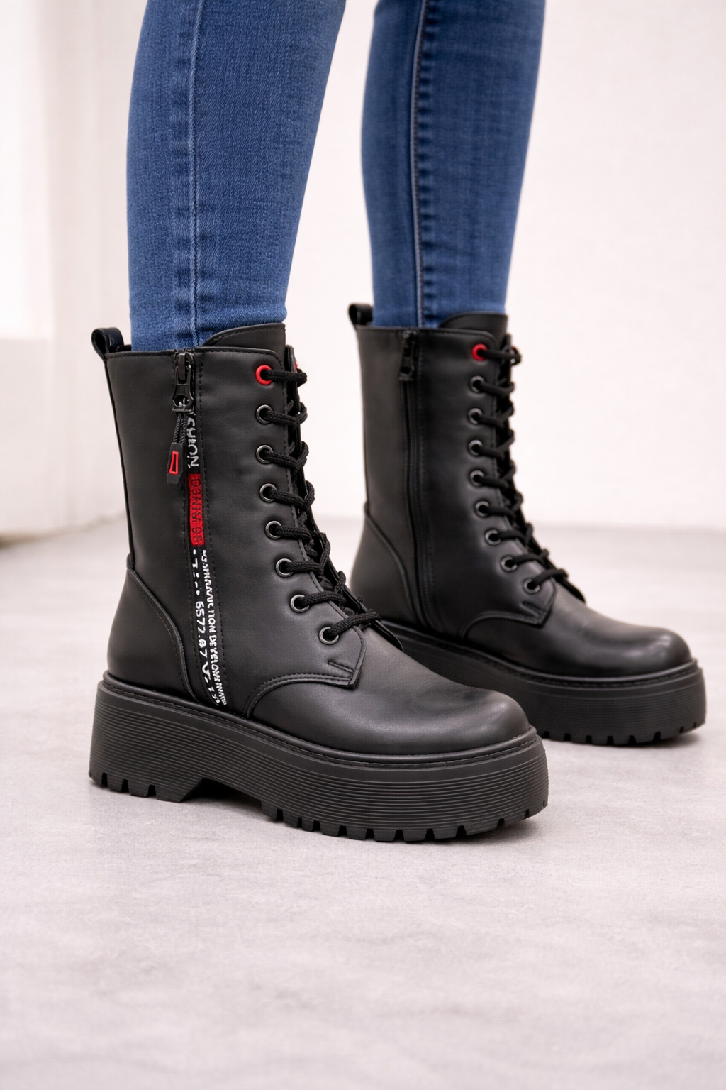 Kalın taban, bağcıklı, fermuarlı, kırmızı-siyah şerit tasarım detaylı siyah kadın postal bot.