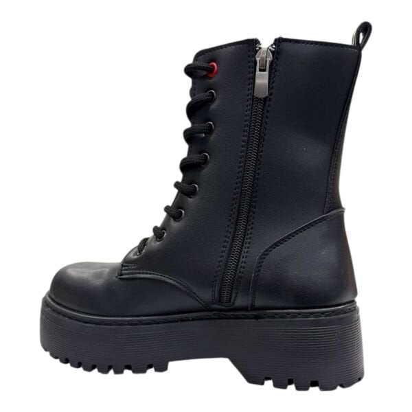 Kalın taban, bağcıklı, fermuarlı, kırmızı-siyah şerit tasarım detaylı siyah kadın postal bot.