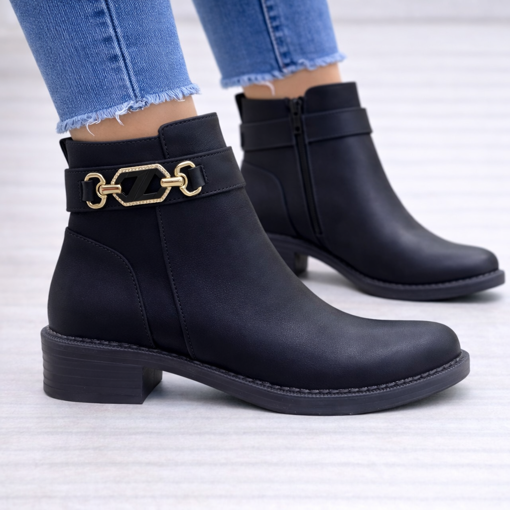 Siyah Altın Tokalı Düşük Topuk Kadın Bot