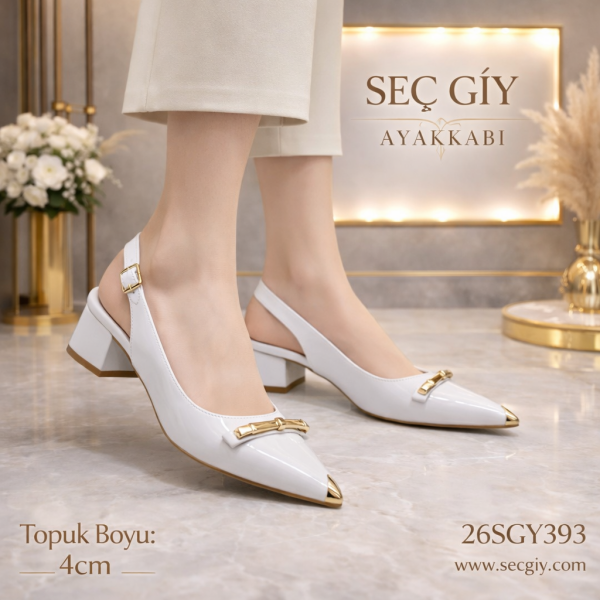 Beyaz Kadın Topuklu Ayakkabı 4 cm Kalın Topuk – Gold Detaylı Sivri Burun