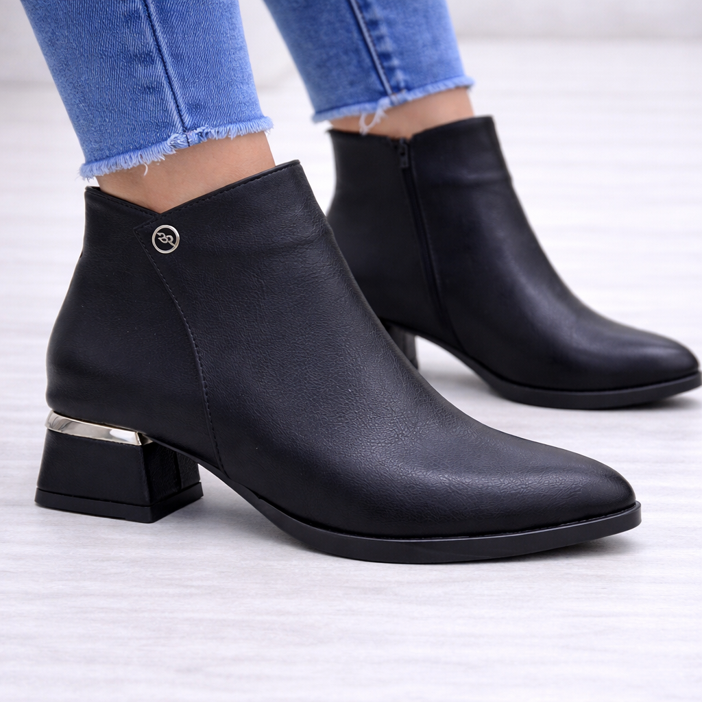 Siyah Metal Detaylı Geometrik Topuk Kadın Bot