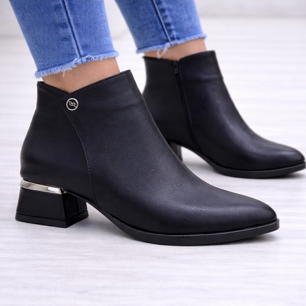 Siyah Metal Detaylı Geometrik Topuk Kadın Bot