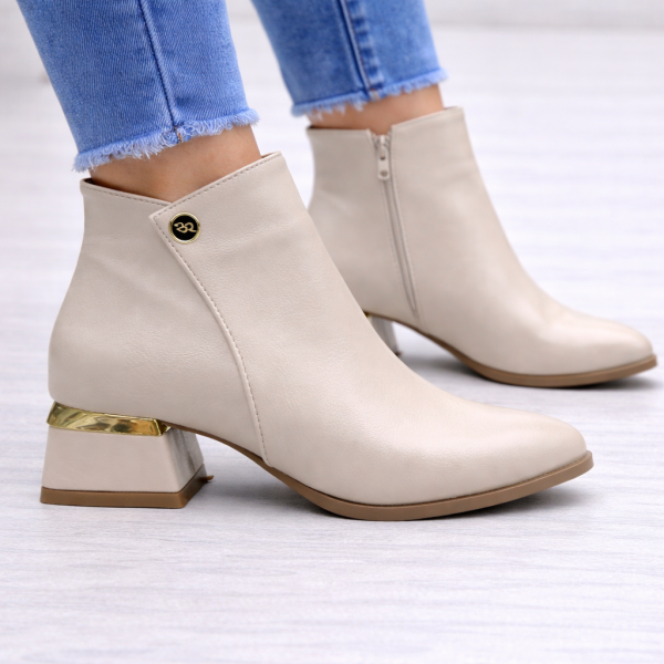 Bej Metal Detaylı Geometrik Topuk Kadın Bot