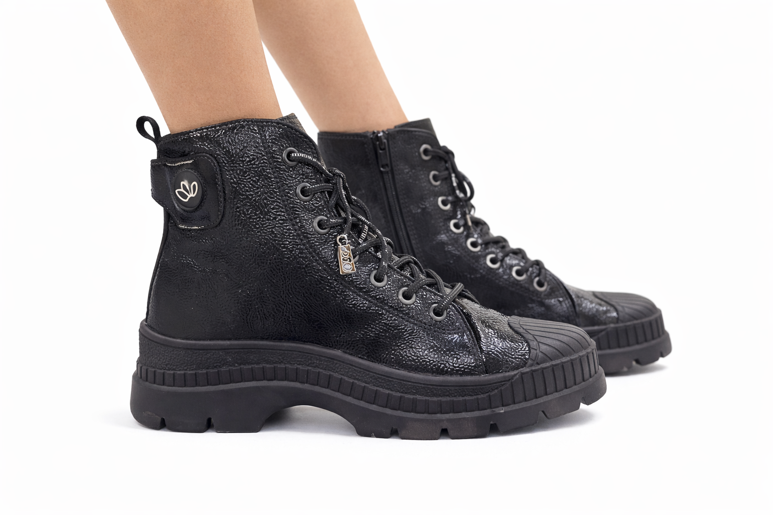 Siyah Rugan Görünümlü Kalın Taban Kadın Bot