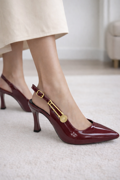 Kadın Bordo Rugan Slingback Topuklu Ayakkabı – Altın Zincir Detaylı, Sivri Burun Şık Stiletto