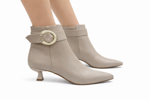 Bej Yuvarlak Tokalı İnce Topuk Kadın Bot