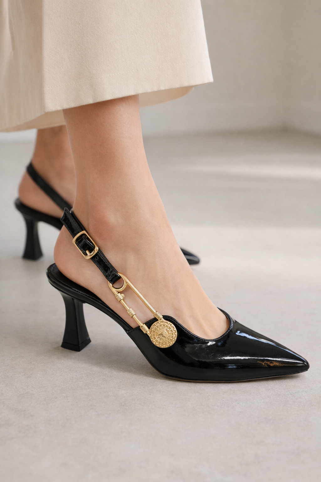 Kadın Siyah Rugan Topuklu Ayakkabı – Altın Madalyon Detaylı, Sivri Burun Şık Model