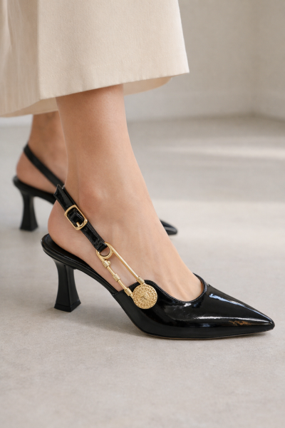 Kadın Siyah Rugan Topuklu Ayakkabı – Altın Madalyon Detaylı, Sivri Burun Şık Model