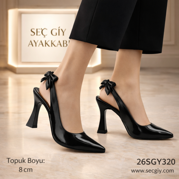 Siyah Rugan Fiyonk Detaylı 8 cm Topuklu