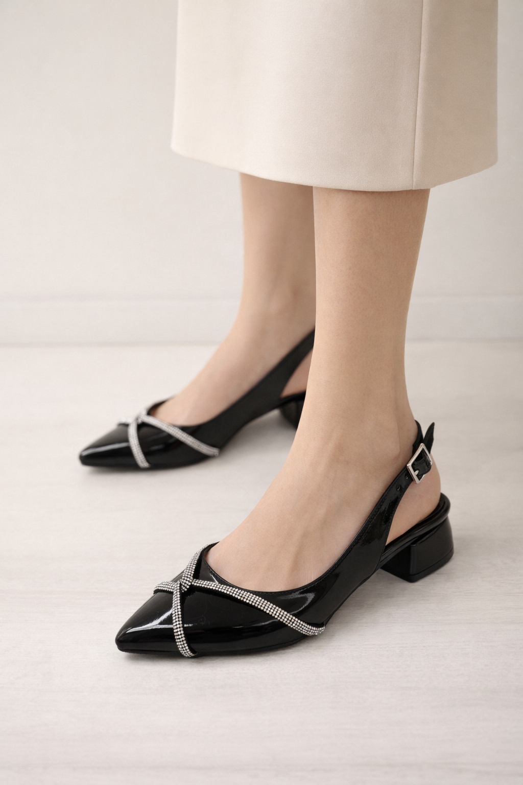 Kadın Siyah Rugan Topuklu Ayakkabı – Çapraz Taş Şeritli, Kalın Kısa Topuk, Sivri Burun