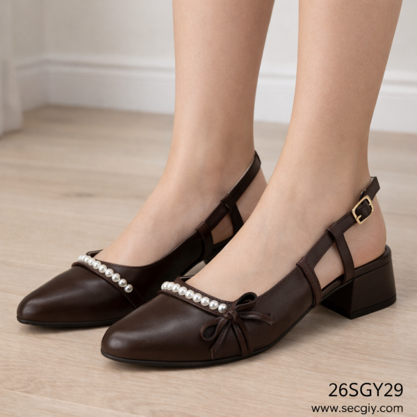 Kadın Kahverengi Mat Slingback Topuklu Ayakkabı – İnci Şerit & Fiyonk Detaylı, Kısa Kalın Topuk (26SGY29)