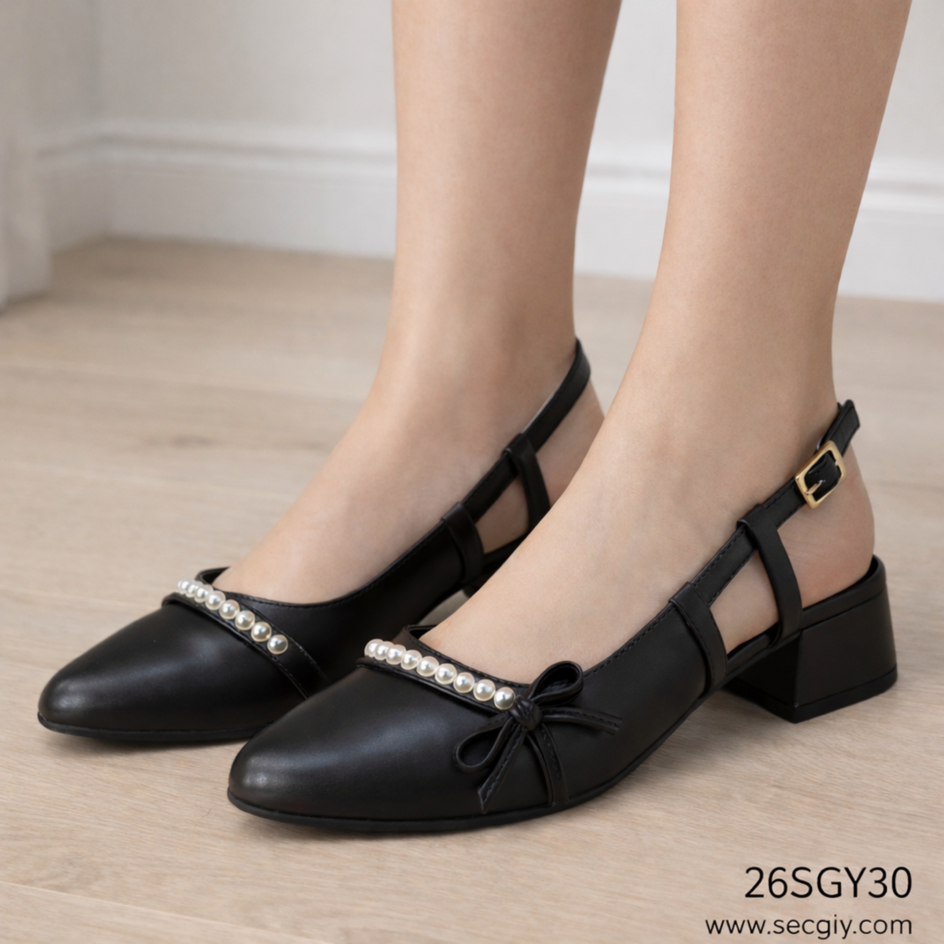 Kadın Siyah Mat İnci Şerit & Fiyonk Detaylı, Kısa Kalın Topuk (26SGY30)