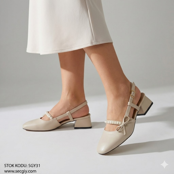 Kadın Bej Mat Topuklu Ayakkabı – İnci Şerit & Fiyonk Detaylı, Kısa Kalın Topuk (SGY31)