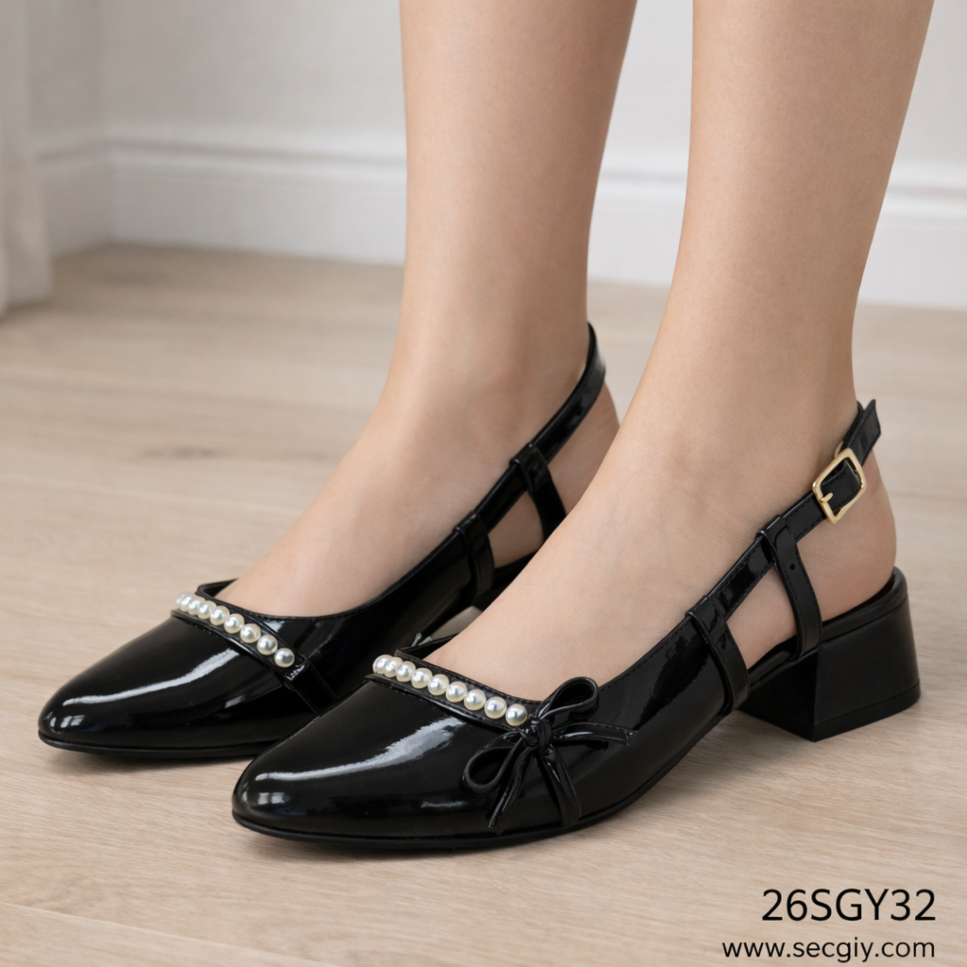 Kadın Siyah Rugan  Topuklu Ayakkabı – İnci Şerit & Fiyonk Detaylı, Kısa Kalın Topuk 26SGY32