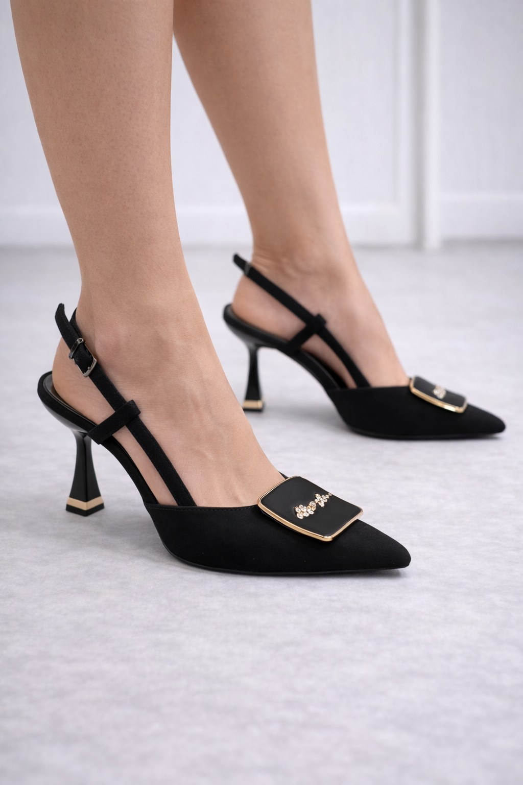 Siyah Tokalı Taş İşlemeli İnce Topuklu Kadın Ayakkabı - Gece Şıklığı