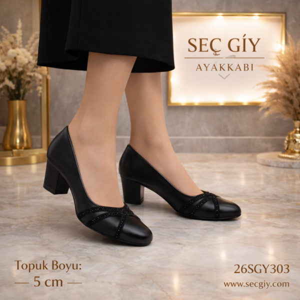 Siyah Taş Detaylı 5 cm Topuklu Kadın Klasik Ayakkabı