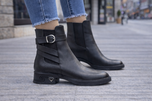 Siyah Tokalı Düz Topuklu Kadın Bot