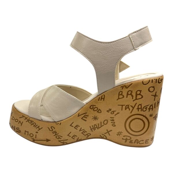 LoveNote – Yazı Desenli Dolgu Topuk Sandalet-Krem 36