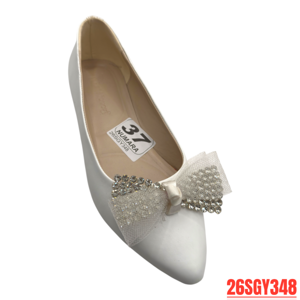 Beyaz Fiyonklu Sivri Burun Kadın Babet – Zarif Taş Detaylı