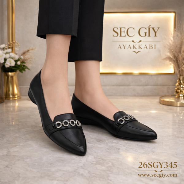Siyah Zincir Detaylı Sivri Burun Kadın Loafer Babet
