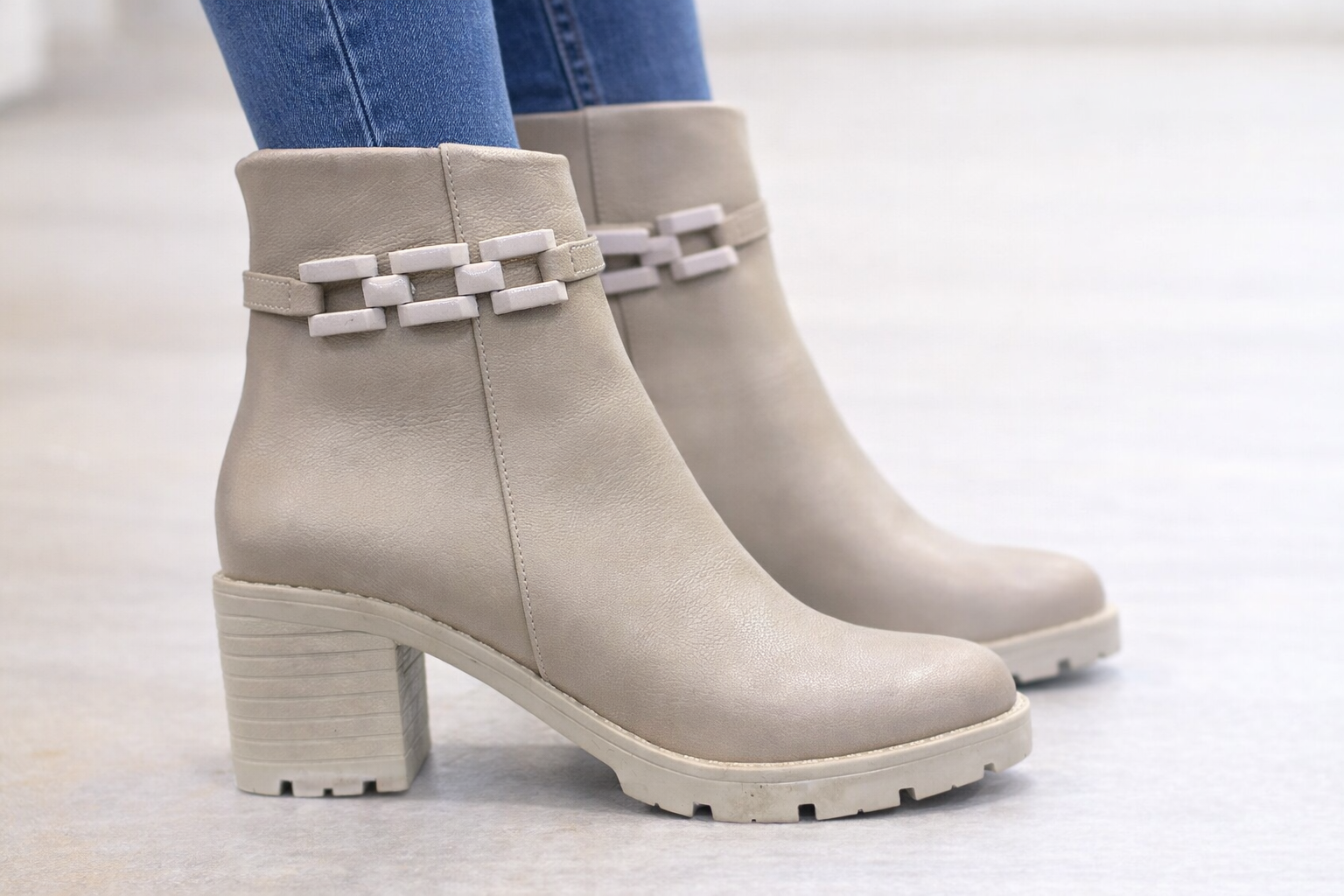 Taş Rengi Zincir Detaylı Kalın Topuklu Kadın Bot