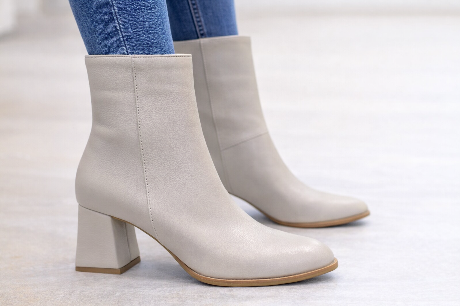 Bej Kalın Topuklu Kadın Bot