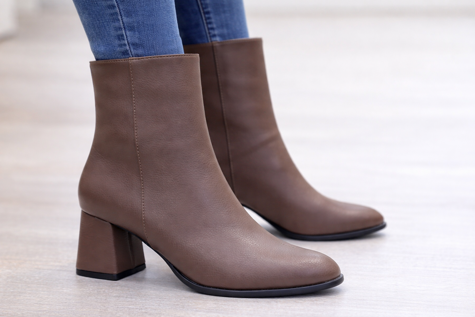 Kahverengi Kalın Topuklu Kadın Bot