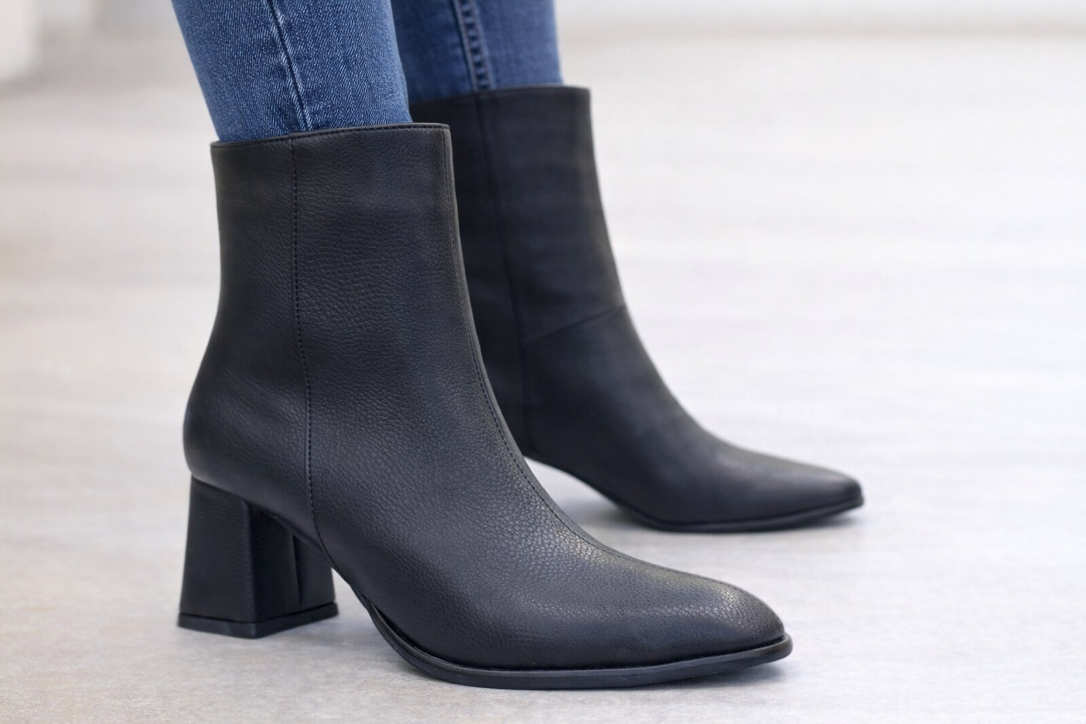 Siyah Kalın Topuklu Kadın Bot