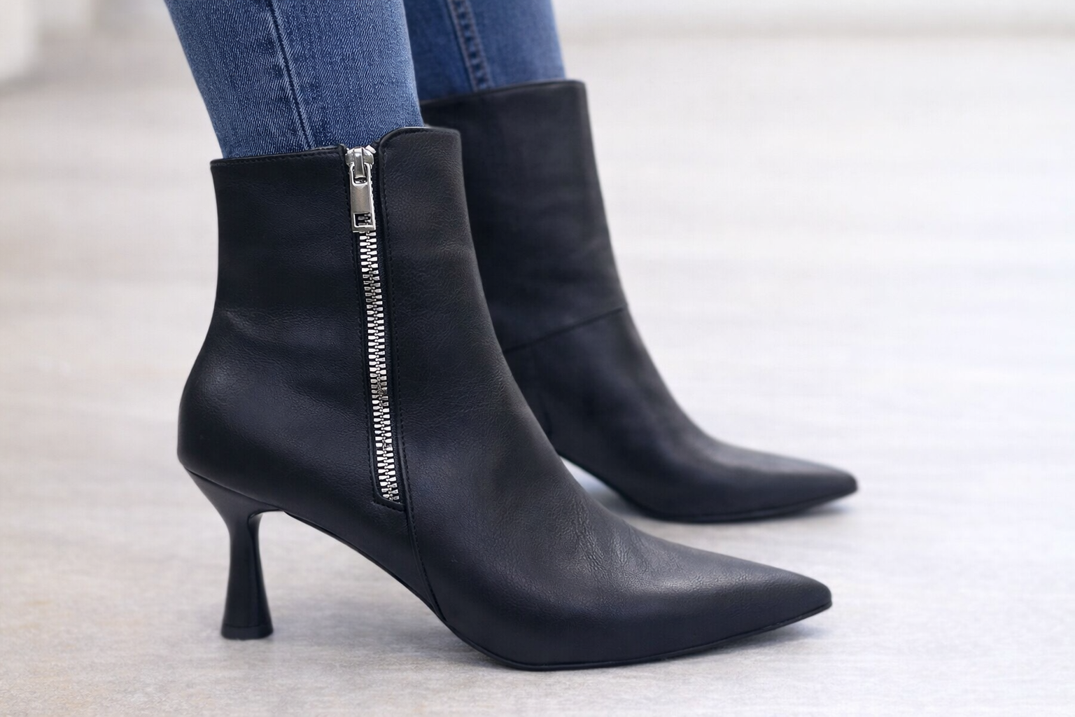 Siyah İnce Topuklu Fermuarlı Kadın Bot