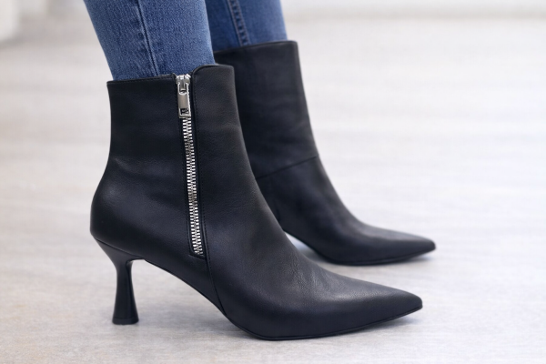 Siyah İnce Topuklu Fermuarlı Kadın Bot