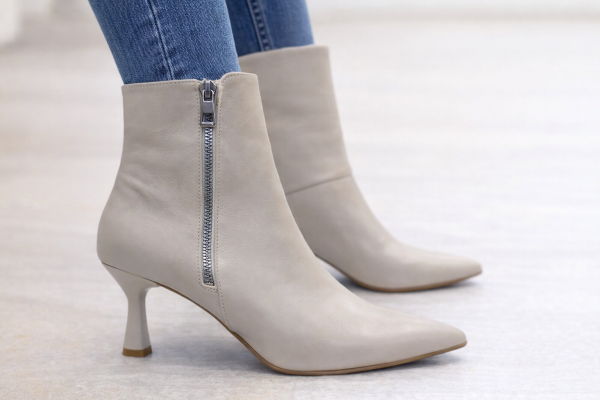 Bej İnce Topuklu Fermuarlı Kadın Bot