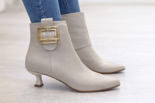 Bej Büyük Tokalı İnce Topuklu Kadın Bot