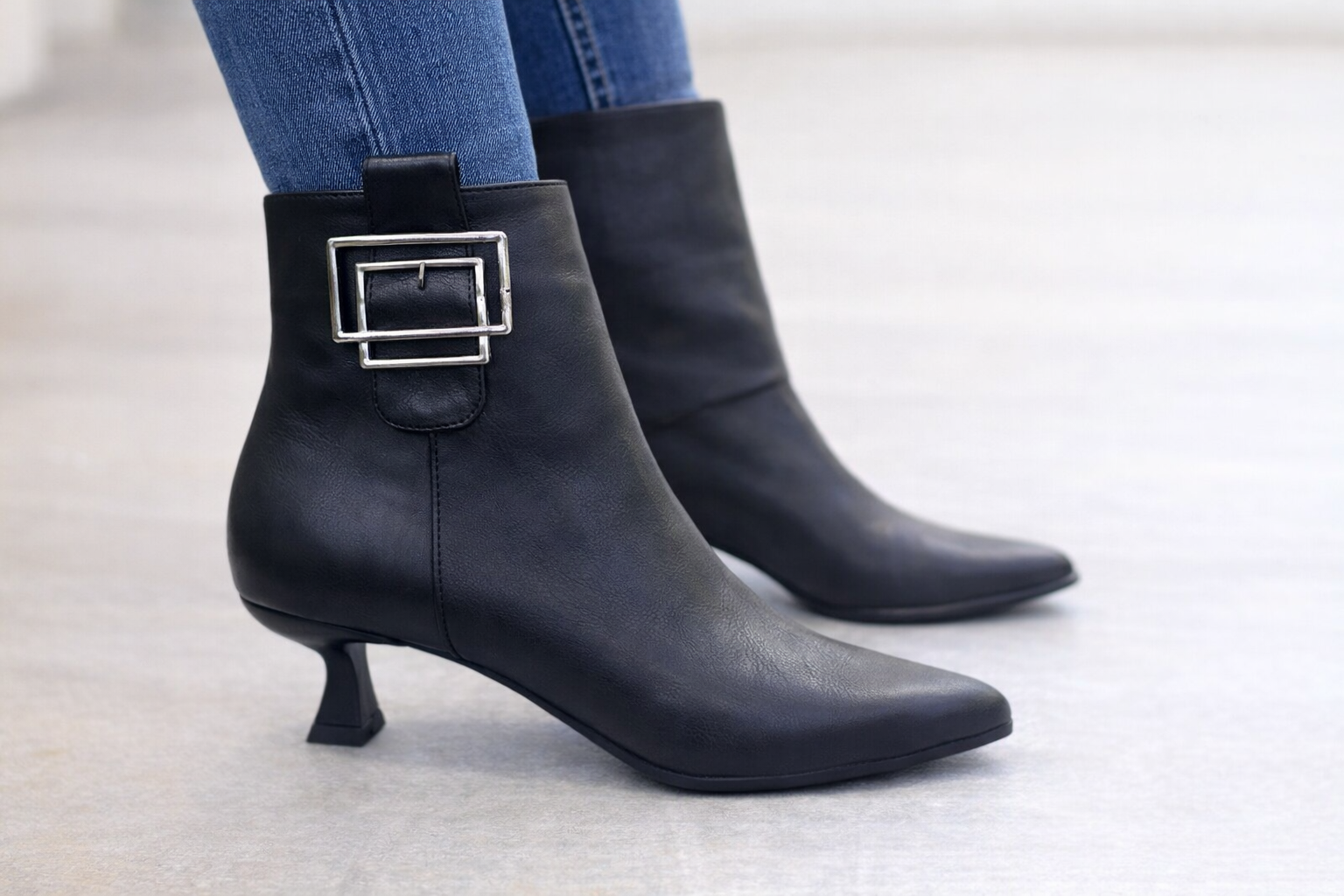 Siyah Metal Tokalı İnce Topuklu Kadın Bot