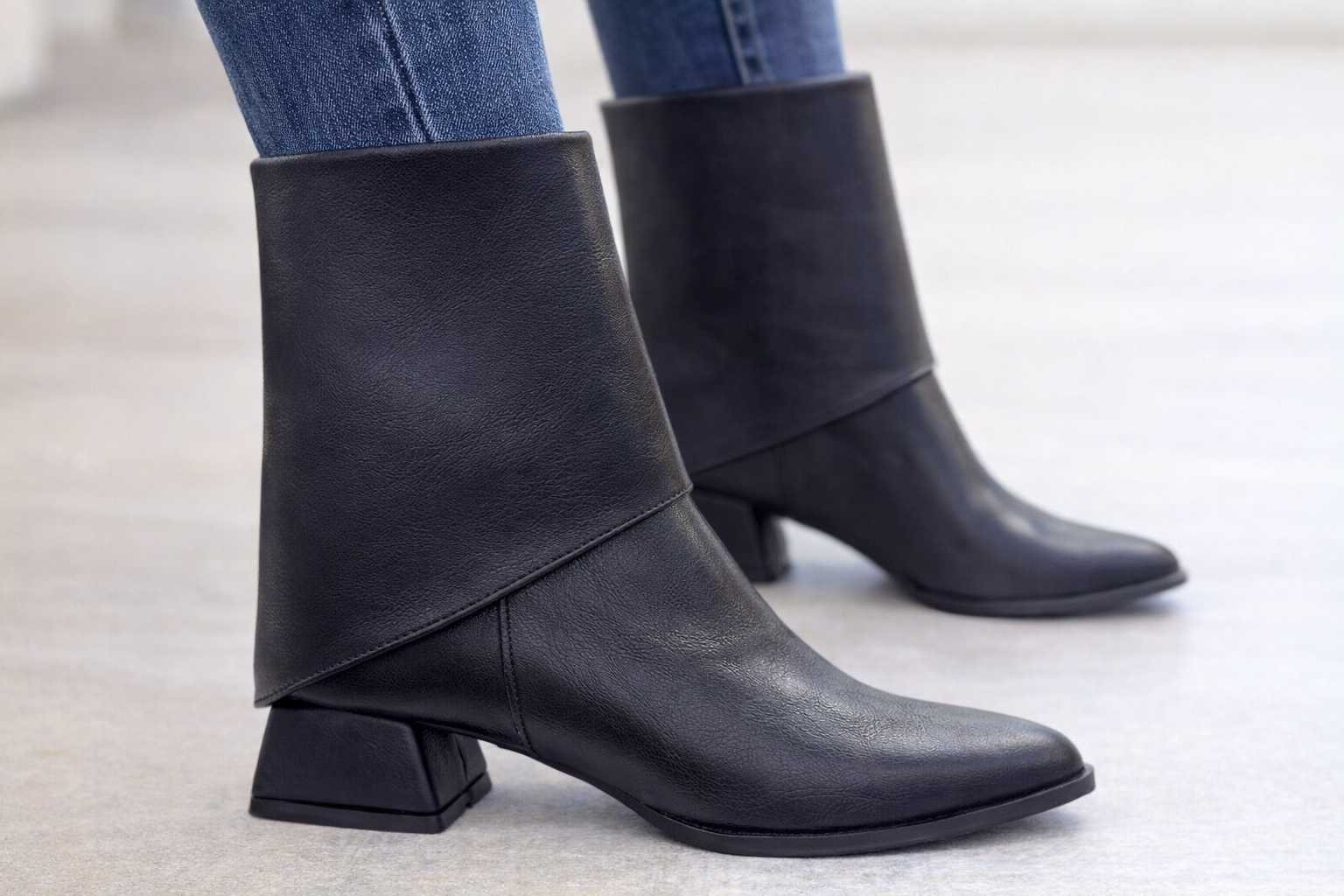 Siyah Asimetrik Kısa Topuklu Kadın Bot