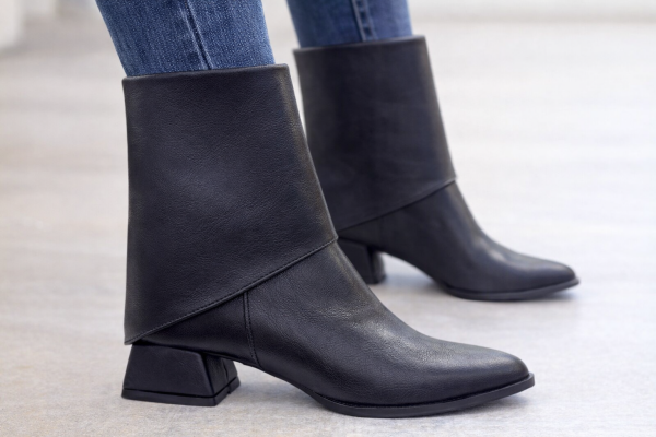 Siyah Asimetrik Kısa Topuklu Kadın Bot