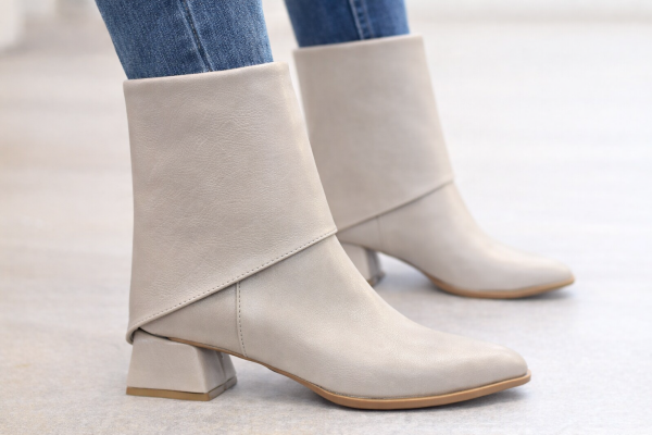 Bej Asimetrik Kısa Topuklu Kadın Bot