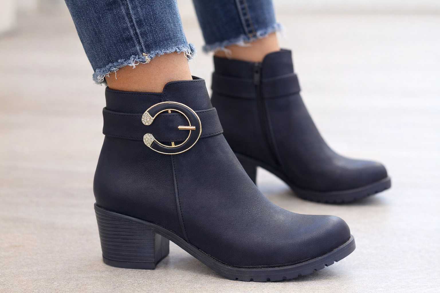 Siyah Metal Tokalı Topuklu Kadın Bot