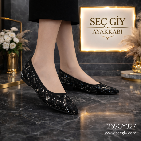 Siyah Taşlı Sivri Burun Kadın Babet – Işıltılı ve Şık Düz Ayakkabı