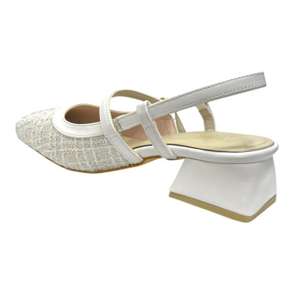 Beyaz Tokalı Dokulu Kumaş Topuklu Ayakkabı
