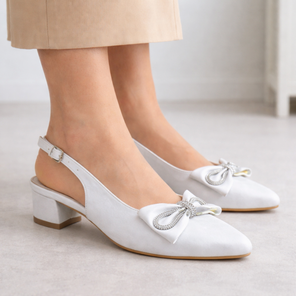 Taş Detaylı Fiyonklu Beyaz Topuklu Ayakkabı