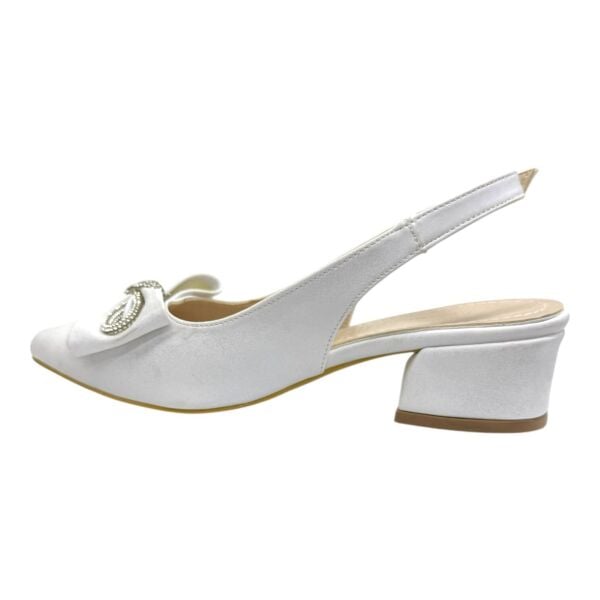 Taş Detaylı Fiyonklu Beyaz Topuklu Ayakkabı